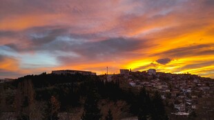 绚丽晚霞下的城市与山峦