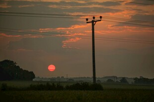 夕阳下的电线杆田园美景