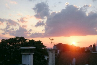 夕阳下的城市天际线美景