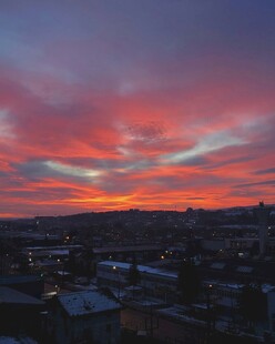 城市上空绚丽的晚霞景观