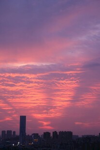 城市上空绚丽的晚霞美景