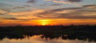 夕阳下的宁静湖面美景