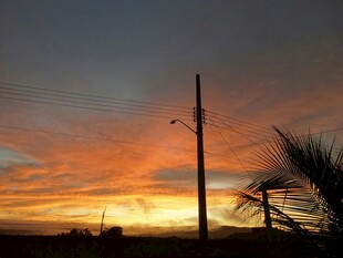 夕阳下的电线杆与绚丽天空