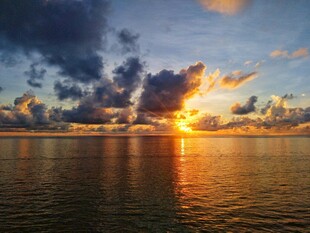 海上壮丽日出美景