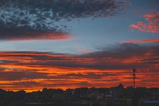 城市上空绚烂的日落景象