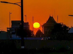 夕阳下的城市建筑景观
