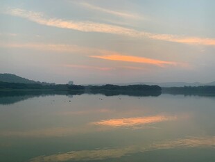 湖畔黄昏美景