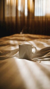 床上的温馨咖啡杯