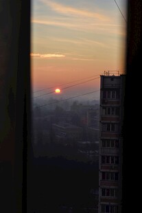 窗边远眺日落城市景象