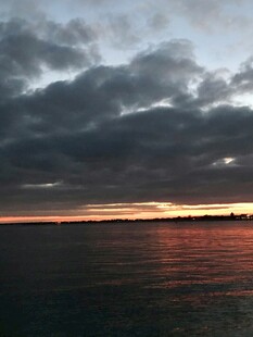 海上日落时分的壮丽景象