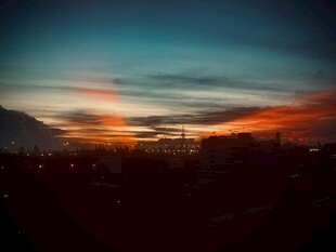 黄昏时分的绚丽天空景色