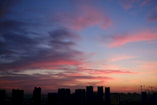 城市上空绚烂的晚霞美景