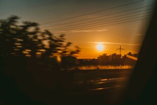 夕阳下的窗外风景