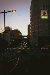 城市黄昏街道景象
