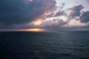 海上日落时分的壮丽景象