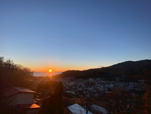 日落时分的山间村落景象