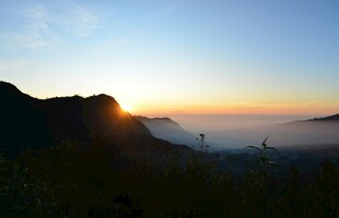山间日出云海壮丽景观