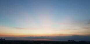 日落时分的绚丽天空