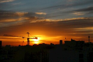 夕阳下的城市与塔吊景观