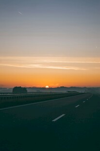 公路上的绝美日落景象