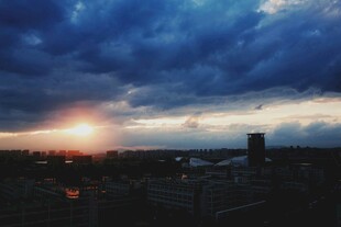 城市黄昏时的壮丽天空景观