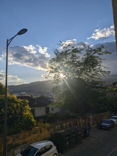 夕阳下的街道与停放车辆