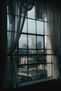 窗边视角下的城市景致