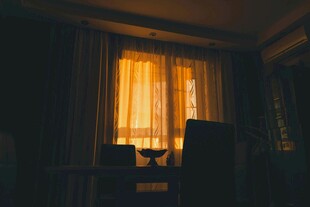 黄昏下温馨的室内一角