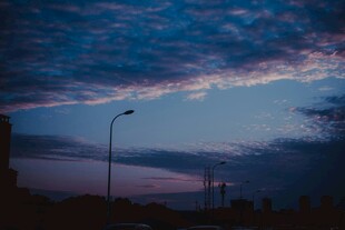 黄昏下的城市路灯与天空