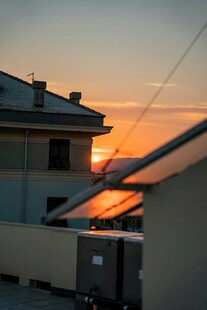 夕阳下的屋顶景致