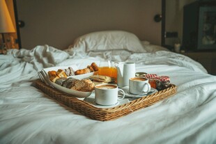 床上的美味早餐托盘