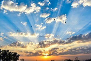 日落时分的绚丽天空美景