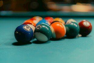 多彩台球排列在球桌上