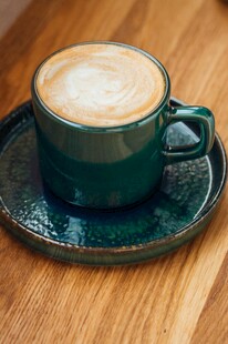 绿色咖啡杯中的香浓咖啡