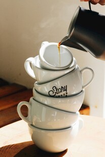 堆叠茶杯正被注水