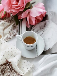 浪漫花茶与柔美花卉组合