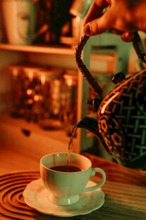 手冲热茶入杯温馨一刻