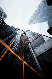 仰视都市高楼建筑线条