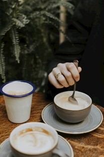 手搅咖啡的惬意时光