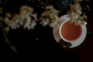 杯中热茶与素雅花卉