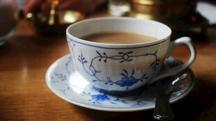 青花瓷茶杯中的香醇饮品