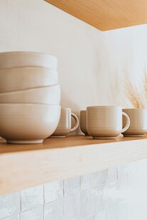 木架上的简约陶瓷餐具