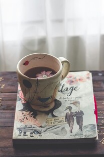 木桌上杯与书的惬意时光