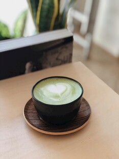 精致抹茶拿铁置于木桌