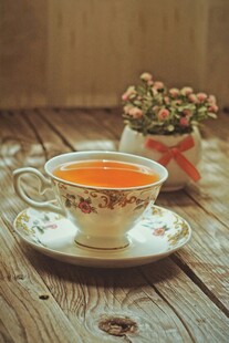 复古风茶杯中的暖心茶饮