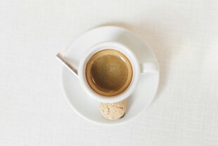 白色杯碟中的香醇咖啡