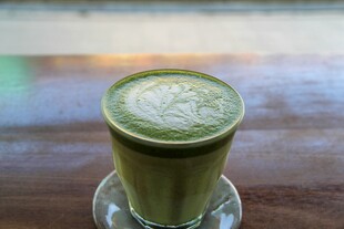 一杯清新抹茶拿铁饮品