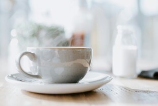 简约风桌上的咖啡杯