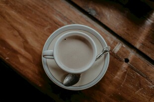 木桌上的一杯香醇咖啡