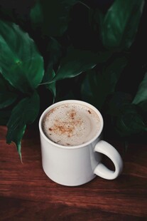 木桌上的一杯香浓咖啡